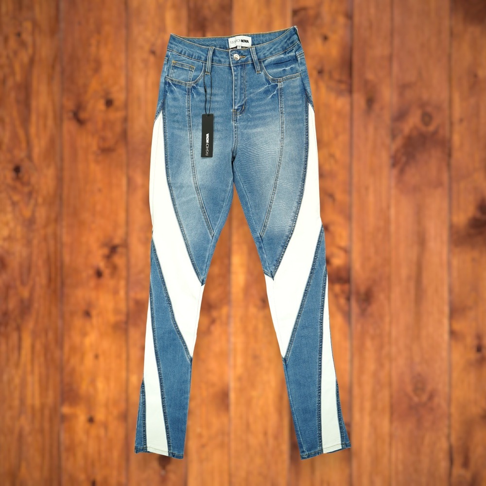NWT Fashion Nova Size 5 Women's Stepping Up Split Hem Skinny Jeans - Medium Wash